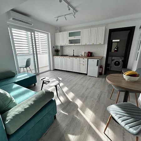 1 Mai - Luxury Park Apartments - Self Check-In - Private Parking - 2 Craiova Bagian luar foto
