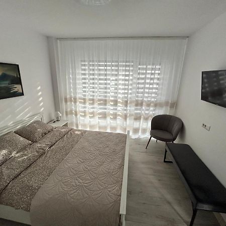 1 Mai - Luxury Park Apartments - Self Check-In - Private Parking - 2 Craiova Bagian luar foto