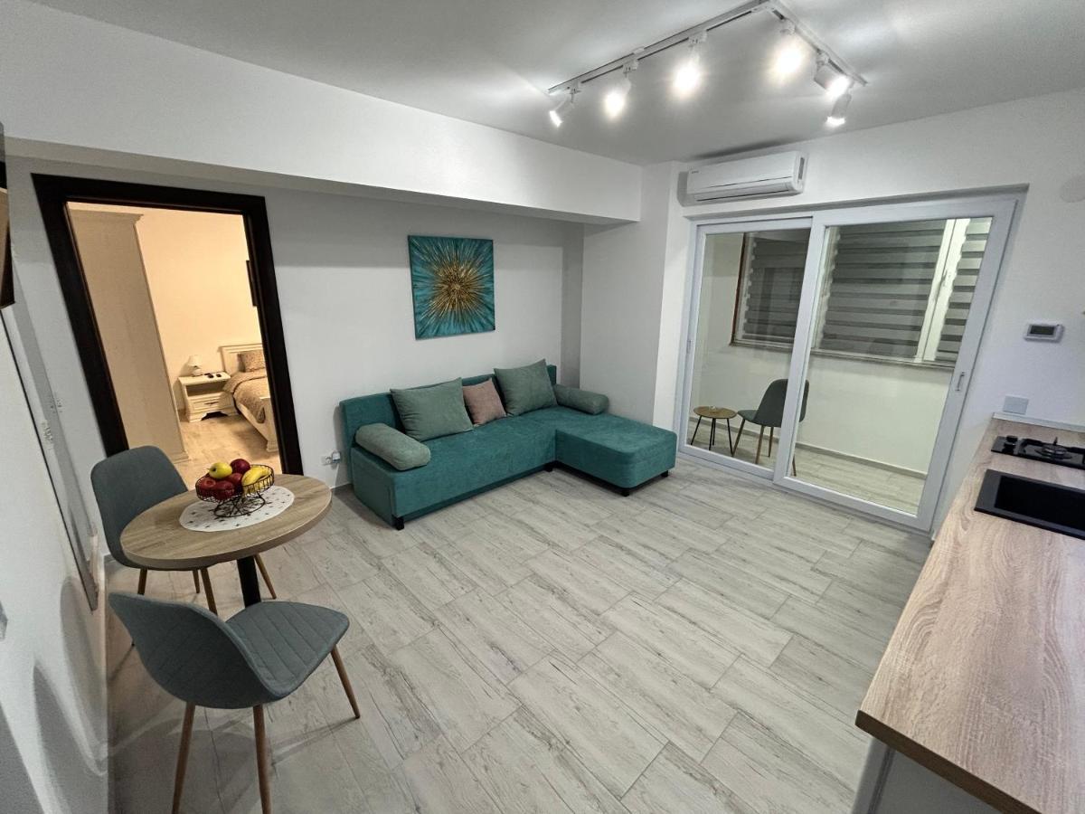 1 Mai - Luxury Park Apartments - Self Check-In - Private Parking - 2 Craiova Bagian luar foto