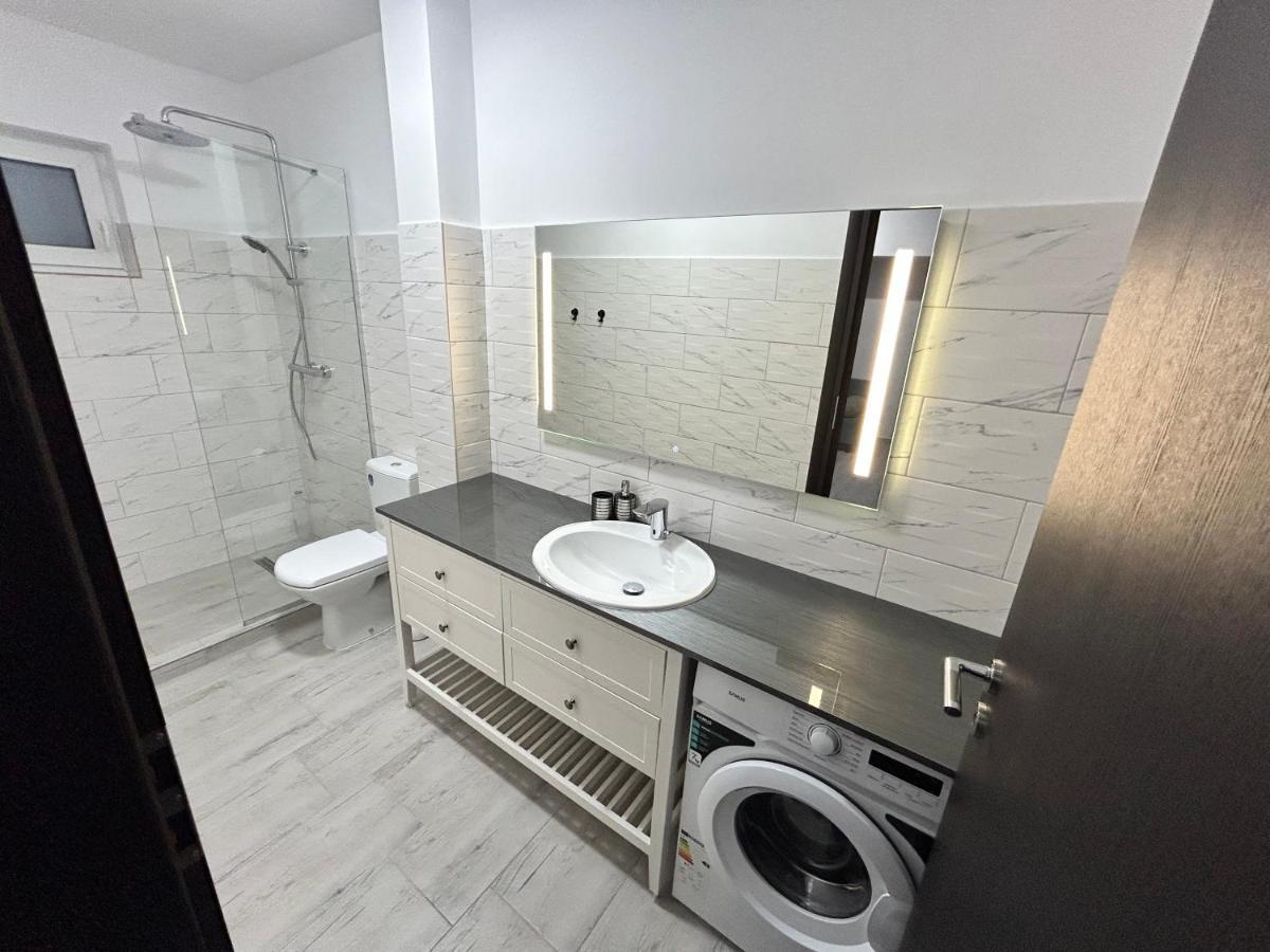 1 Mai - Luxury Park Apartments - Self Check-In - Private Parking - 2 Craiova Bagian luar foto
