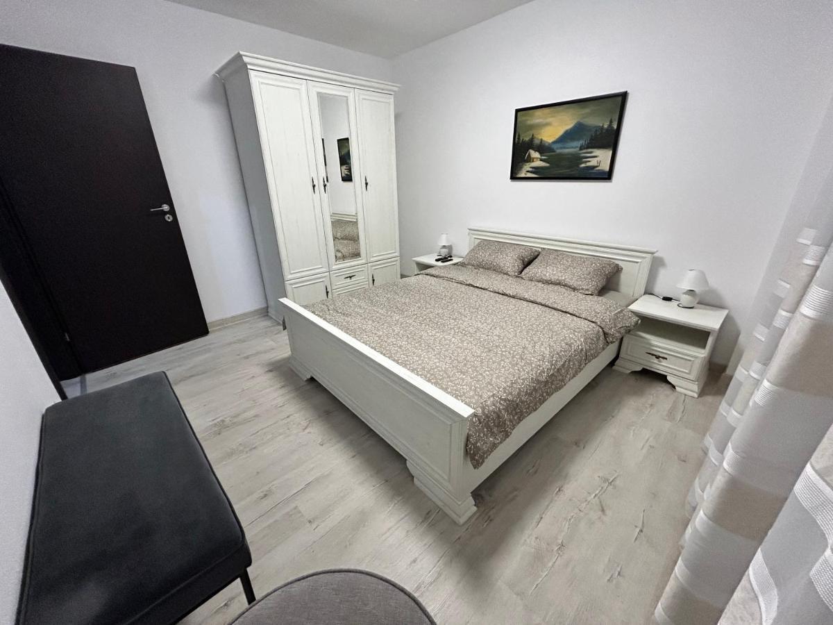 1 Mai - Luxury Park Apartments - Self Check-In - Private Parking - 2 Craiova Bagian luar foto
