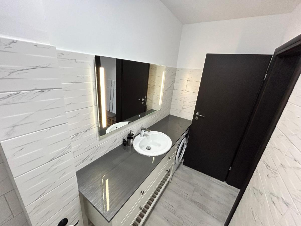1 Mai - Luxury Park Apartments - Self Check-In - Private Parking - 2 Craiova Bagian luar foto