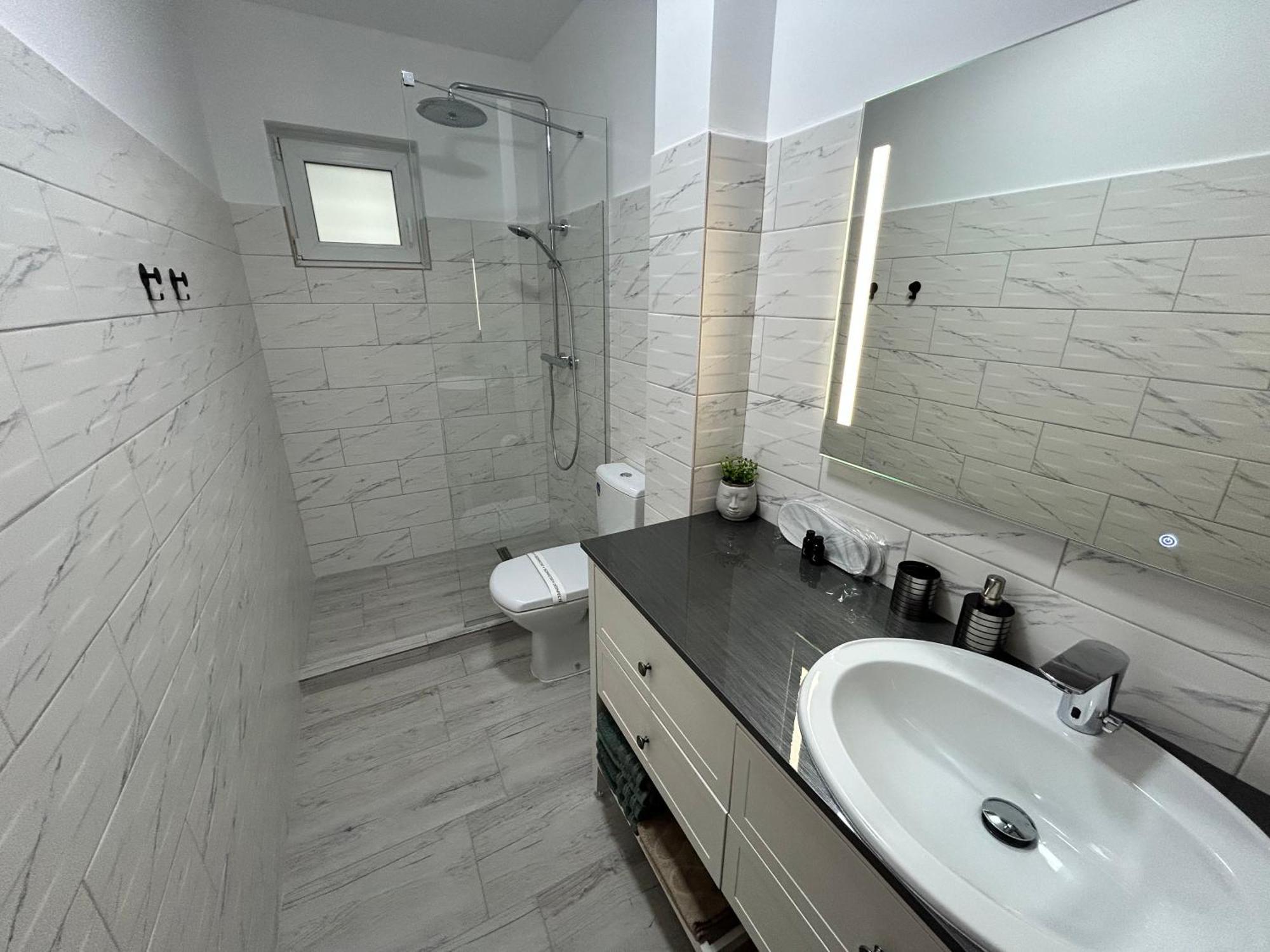 1 Mai - Luxury Park Apartments - Self Check-In - Private Parking - 2 Craiova Bagian luar foto