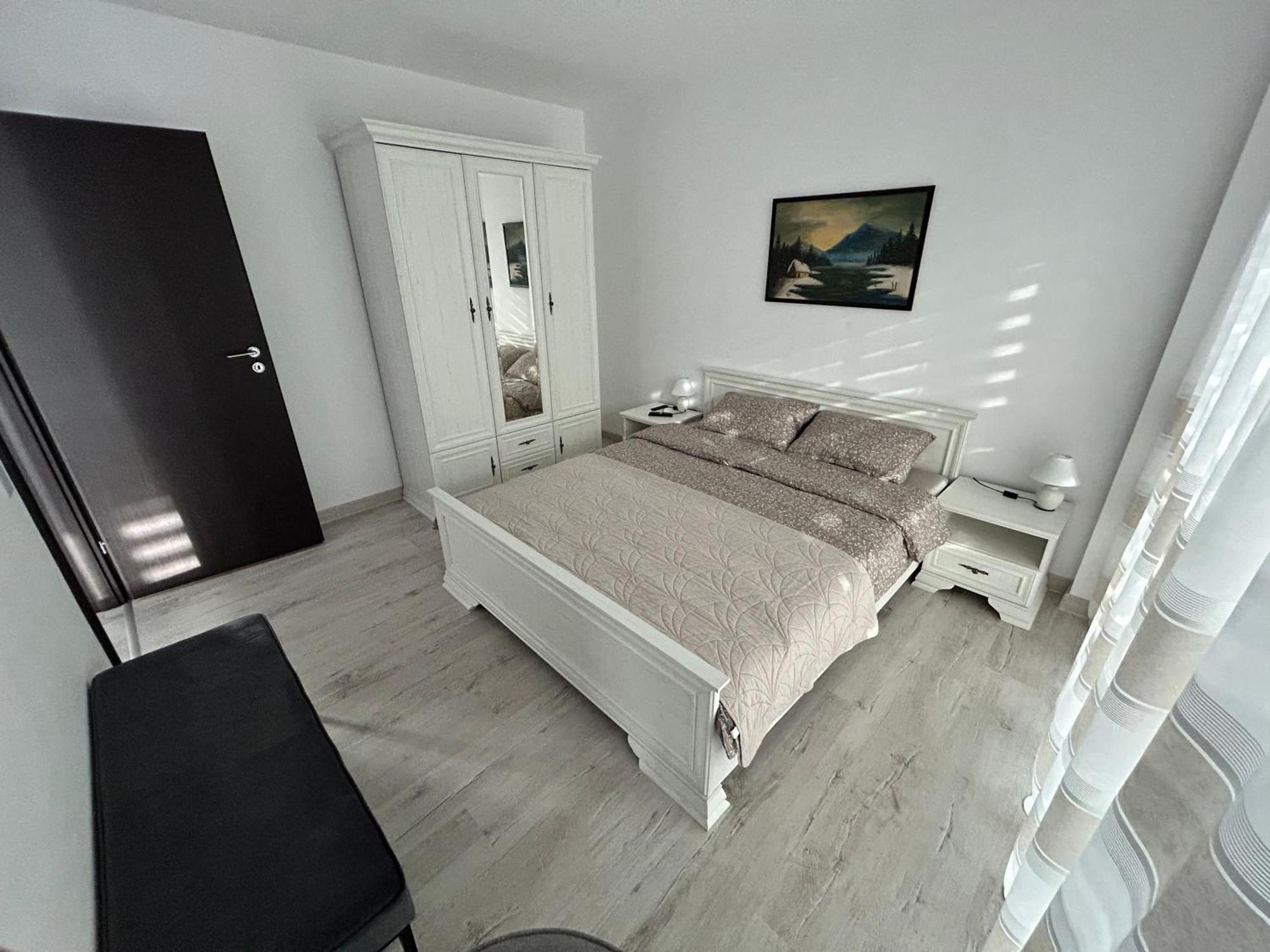 1 Mai - Luxury Park Apartments - Self Check-In - Private Parking - 2 Craiova Bagian luar foto